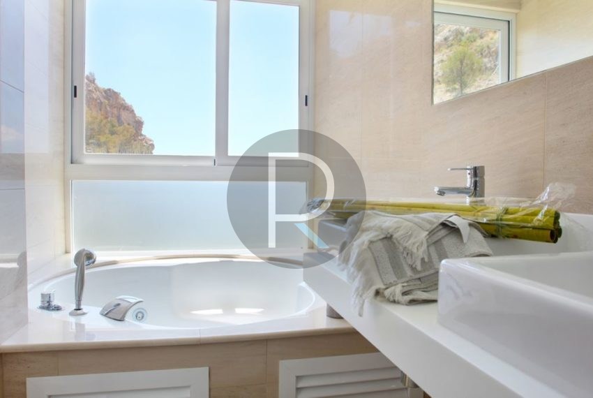 modern-villa-with-beautiful-views-in-altea-near-the-golfcourse-bathroom