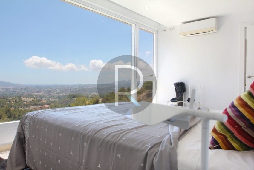 modern-villa-with-beautiful-views-in-altea-near-the-golfcourse-bedroom-with-seaviews
